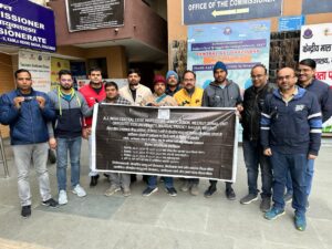 सीजीएसटी निरीक्षकों ने कई वर्षों से प्रमोशन न किये जाने के विरोध में काली पट्टी बांध कर किया प्रदर्शन