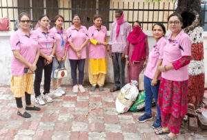 विमेंस आर्मी ट्रस्ट ने कैंसर मरीज को दिया पांच हजार नकद व राशन